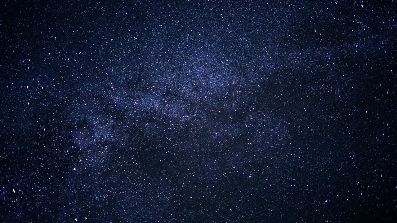 吞噬星空在线观看 吞噬星空动漫播放界面截图，画面显示罗峰在宇宙战场上与外星生命激战，背景是壮阔的星云景象
