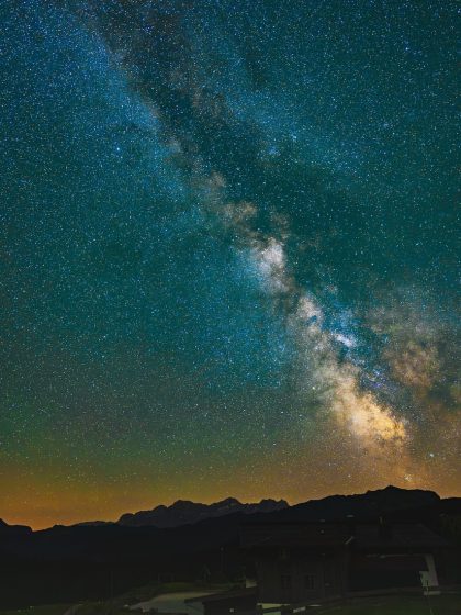 吞噬星空在线观看 吞噬星空动漫海报，宇宙星云背景下主角罗峰身着黑金战甲手持武器，科幻热血风格，色调深邃蓝紫