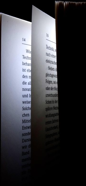 播放页界面，画面占满上半屏，下方是青绿进度条与清晰度切换按钮，选集面板从右侧滑出一半